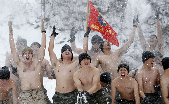 Морские пехотинцы США и Южной Кореи на совместных учениях. 28 января 2016 года


