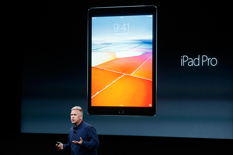 Новый iPad Pro

Вице-президент Apple Фил Шиллер представил&nbsp;9,7-дюймовый iPad&nbsp;Pro. Как и 12-дюймовая модель устройства, новый планшетный компьютер может работать с&nbsp;фирменным стилусом и&nbsp;съемной клавиатурой от&nbsp;Apple. Важным событием стало появление модификации устройства с&nbsp;емкостью 256 Гб памяти.
