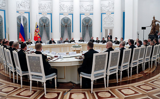 Владимир Путин (в центре на&nbsp;дальнем плане) во&nbsp;время встречи с&nbsp;офицерами Северного флота

