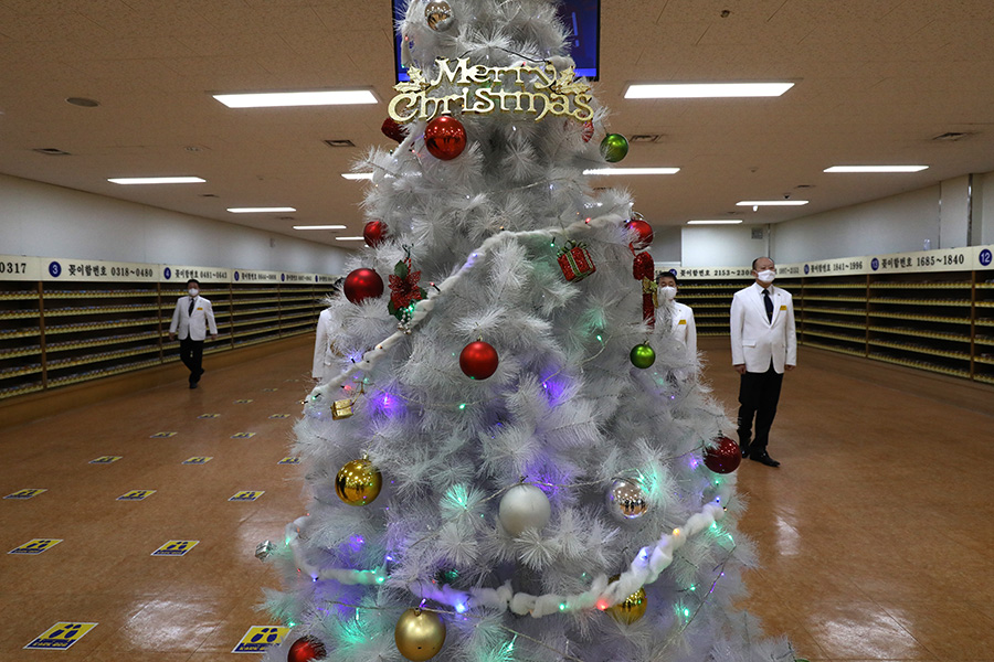 Во время онлайн-рождественской службы в Церкви Полного Евангелия Ёыйдо в Сеуле, Южная Корея
