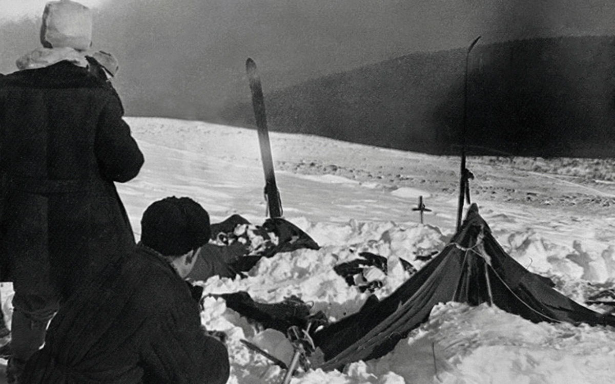 Частично раскопанная от снега палатка группы&nbsp;Игоря Дятлова, 1959 год