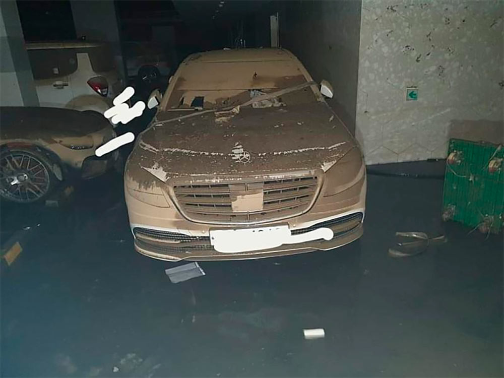 В Сеуле после наводнения затопило гараж с дорогими спорткарами. Фото