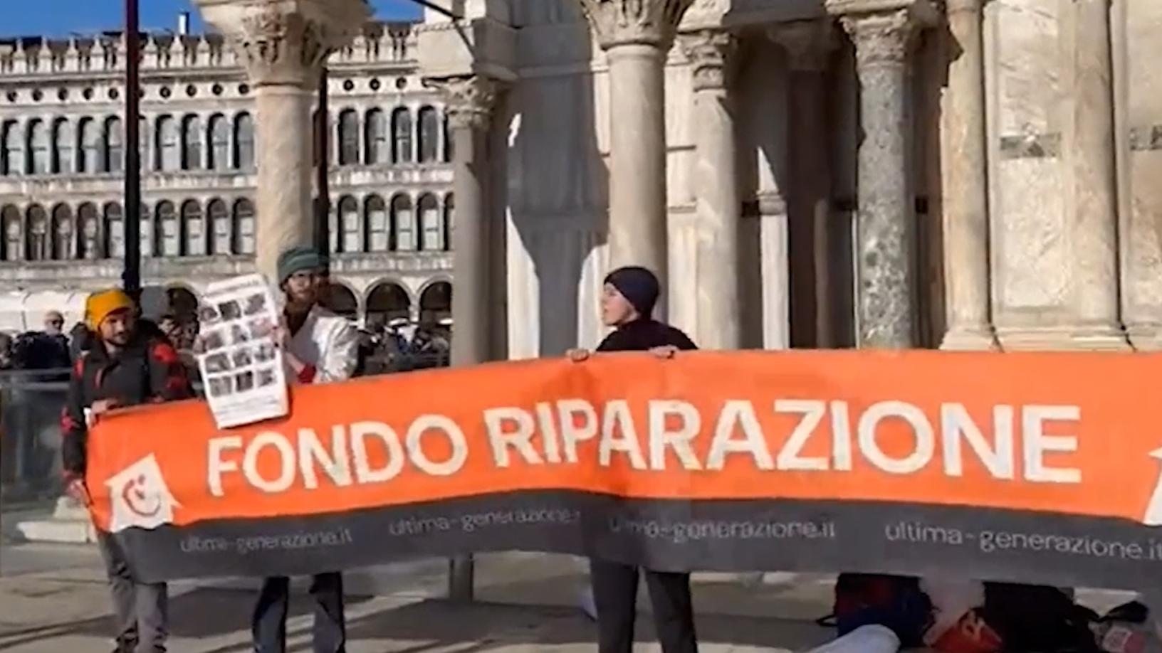 Экоактивисты облили грязью фасад собора Святого Марка в Венеции. Видео