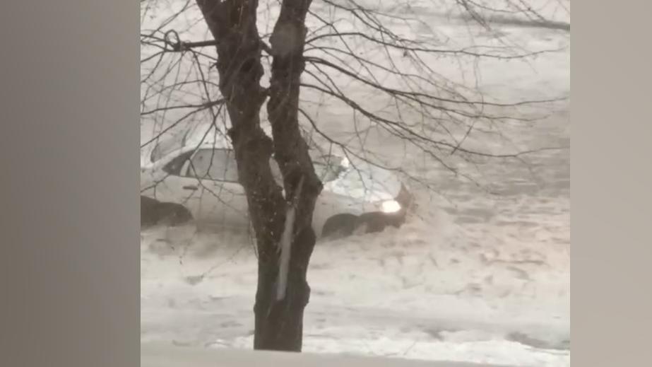Улицы Нальчика затопило после сильного ливня с градом. Видео