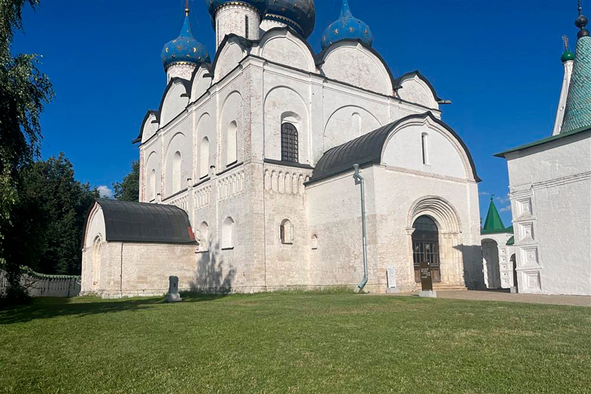 Собор Рождества Богородицы в Суздальском Кремле. Постройка 1222–1224 годов стоит на месте собора, возведенного Владимиром Мономахом на рубеже XI–XII веков