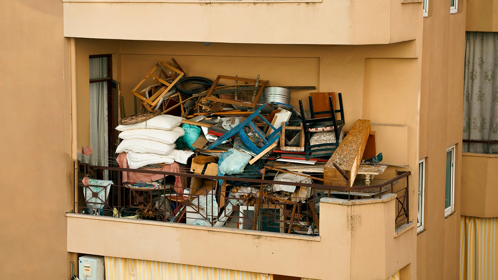 За хранение старой мебели на балконе грозит штраф. Как его избежать
