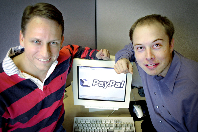 Исполнительный директор PayPal Питер&nbsp;Тиль (слева) и&nbsp;основатель платежной системы Илон Маск в&nbsp;штаб-квартире компании в&nbsp;Пало-Альто, штат Калифорния