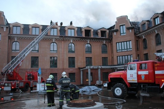 В Горном институте отрекаются от сгоревшего под Петербургом здания. Фото