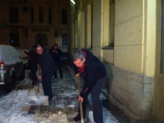 Вице-губернатор И.Албин убрал снег во дворе Сергея Довлатова