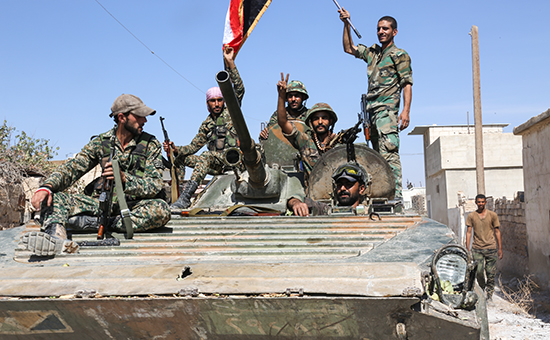 Сирийская армия входит в город Атшан в провинции Хама, освобожденный при поддержке российской авиации