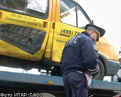 На юго-востоке Москвы маршрутка столкнулась с грузовиком
