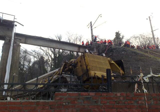 Пострадавший при обрушении моста под Сочи находится в тяжелом состоянии