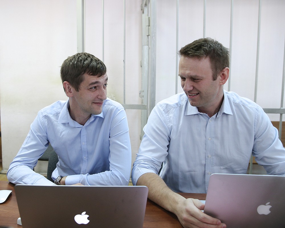 Алексей Навальный и его брат Олег (справа налево)