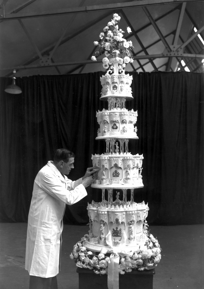Кусок торта со свадьбы Елизаветы II и Принца Филиппа 1947 года &mdash; 560 фунтов стерлингов