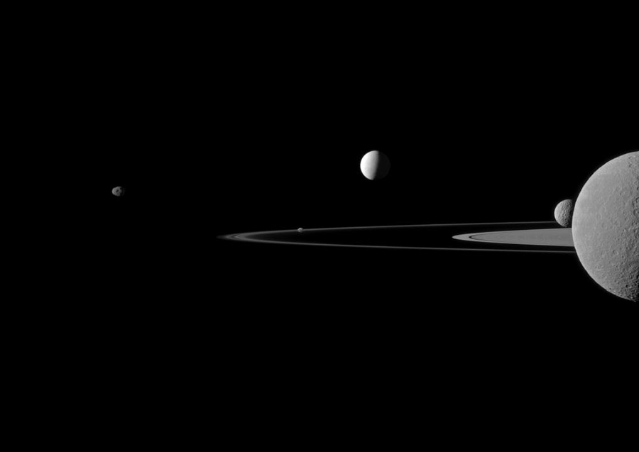 Зонд Cassini стал первым искусственным спутником Сатурна, а автоматическая станция &laquo;Гюйгенс&raquo; &mdash; первым космическим аппаратом, который совершил мягкую посадку во внешней области Солнечной системы (начинается за пределами орбиты Марса и пояса астероидов).
