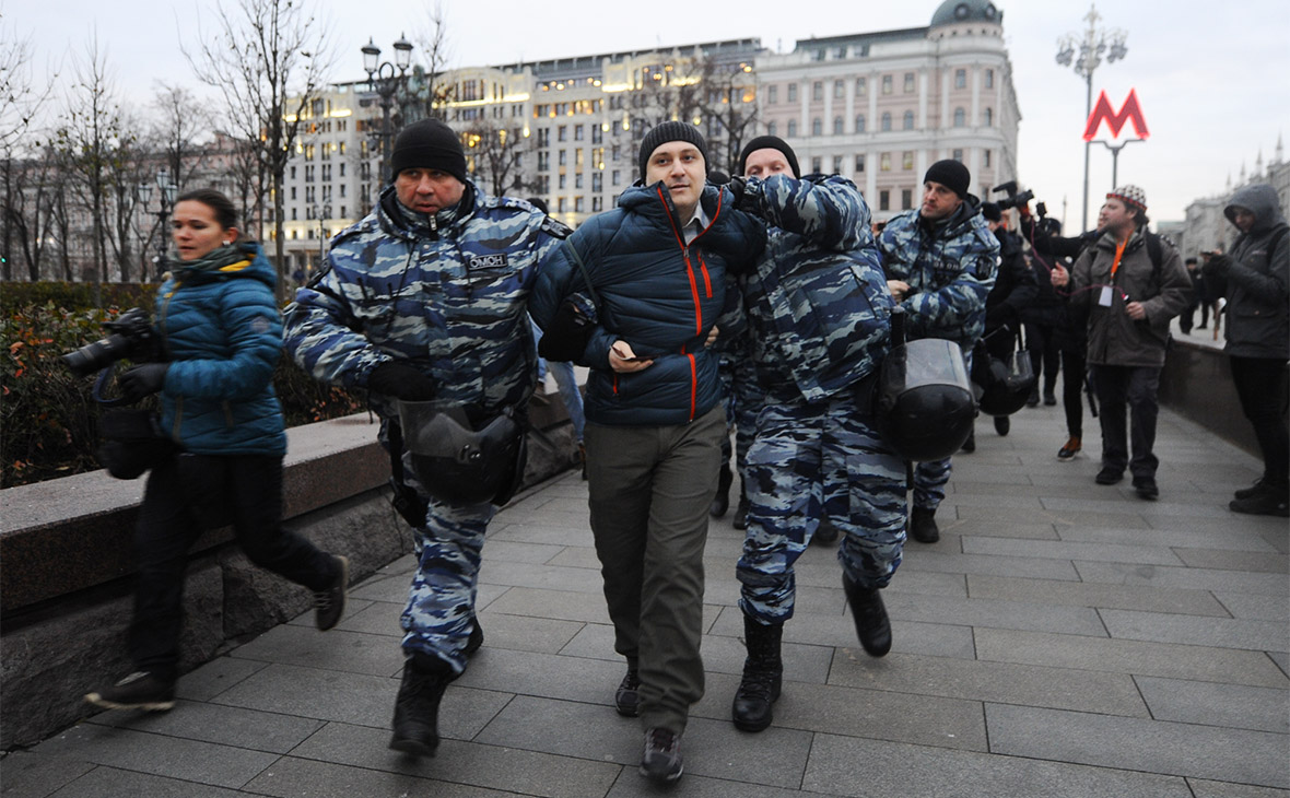 Сотрудники полиции задерживают участника акции 5 ноября в центре Москвы