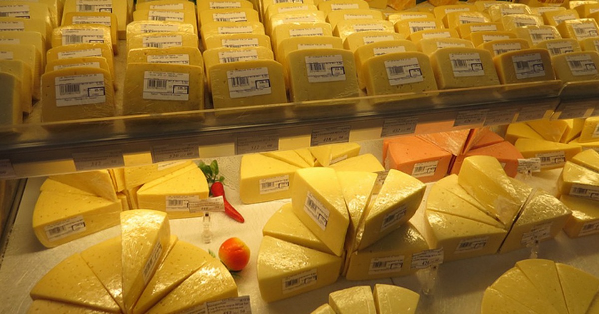 Купить сыр на авито. Красивая выкладка сыра. Выкладка сыров в магазине. Вкладка сыров в магазине. Нарезка сыров в магазине.
