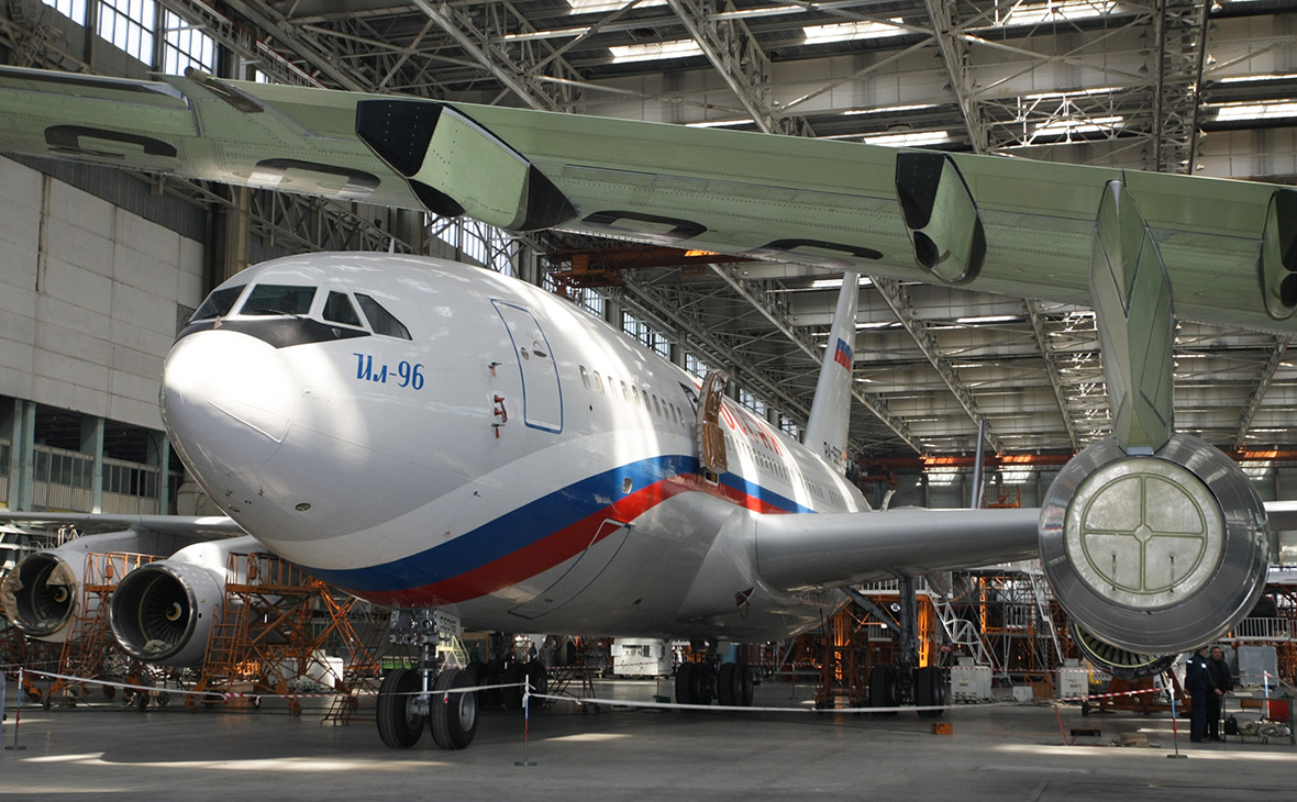 Самолет Ил-96-300 на Воронежском авиационном заводе.&nbsp;4 апреля 2009 года
