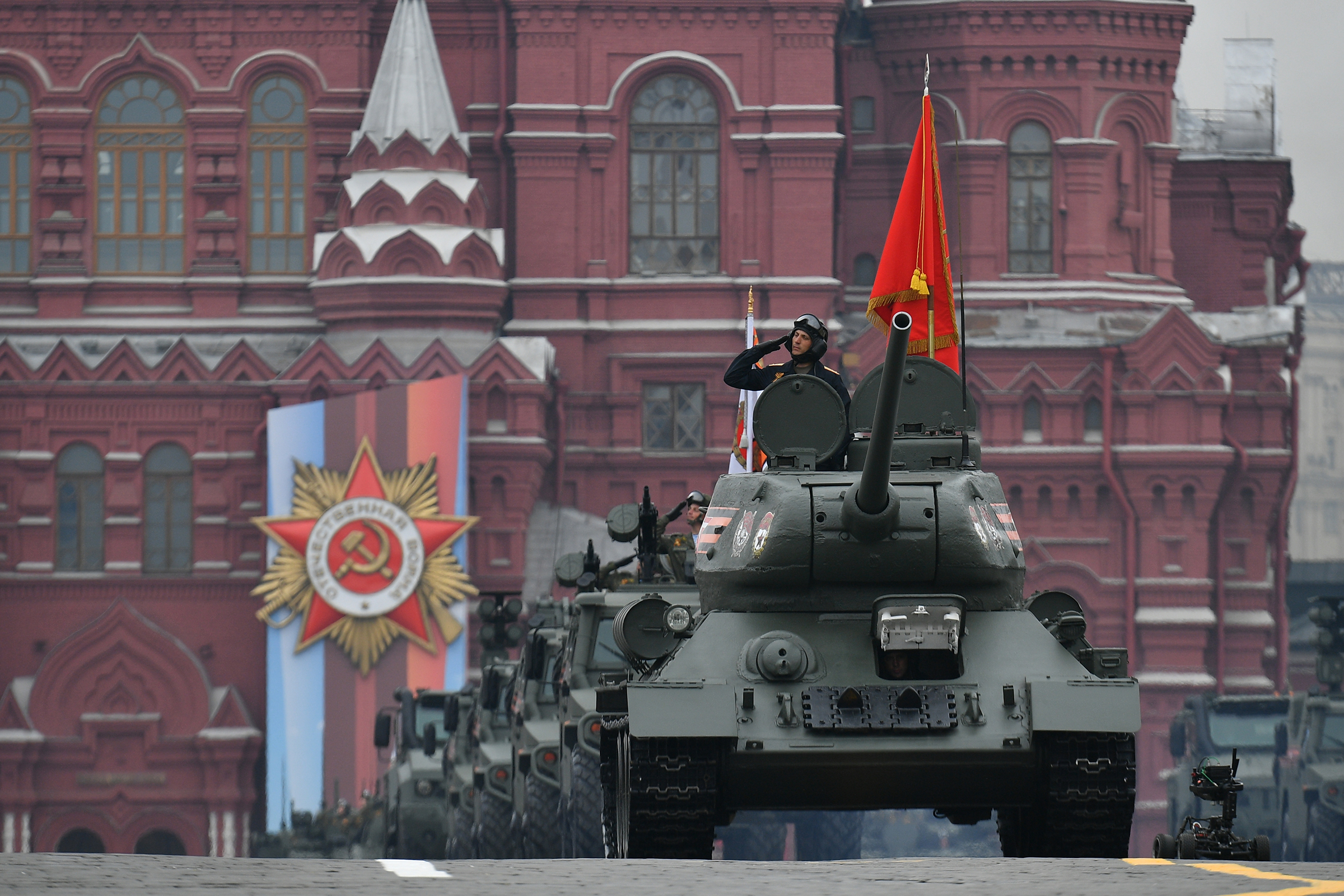 Танк Т-34-85 на военном параде на Красной площади