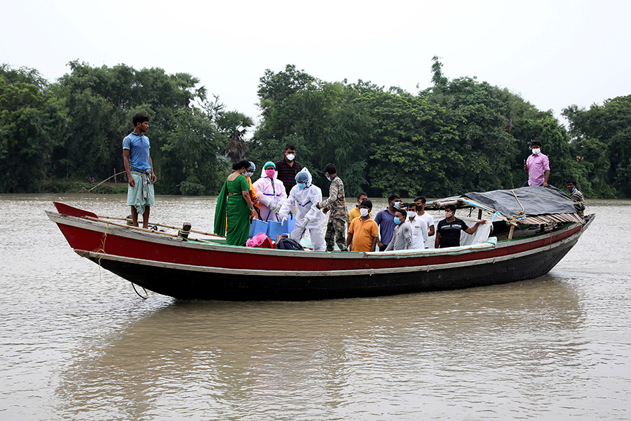 Медики на реке Мундешвари в штате Западная Бенгалия (Индия), прибывшие вакцинировать деревенских жителей. 21 июня 2021 года
