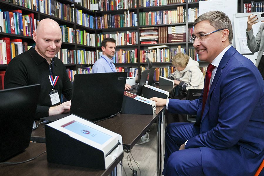 Министр науки и высшего образования Валерий Фальков (справа) на избирательном участке №&nbsp;18 в Басманном районе Москвы.


