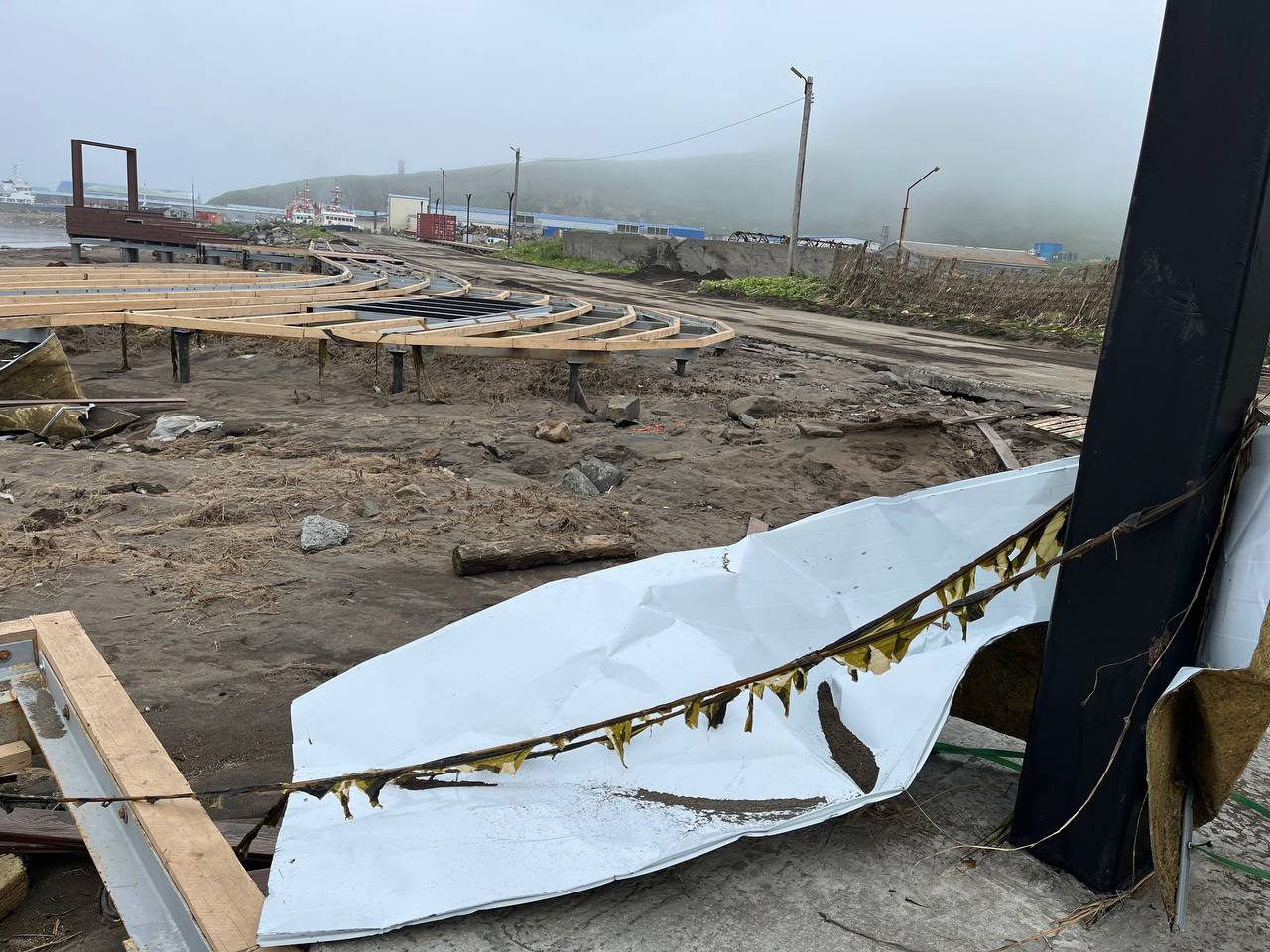 Набережная Северо-Курильска после землетрясения и цунами