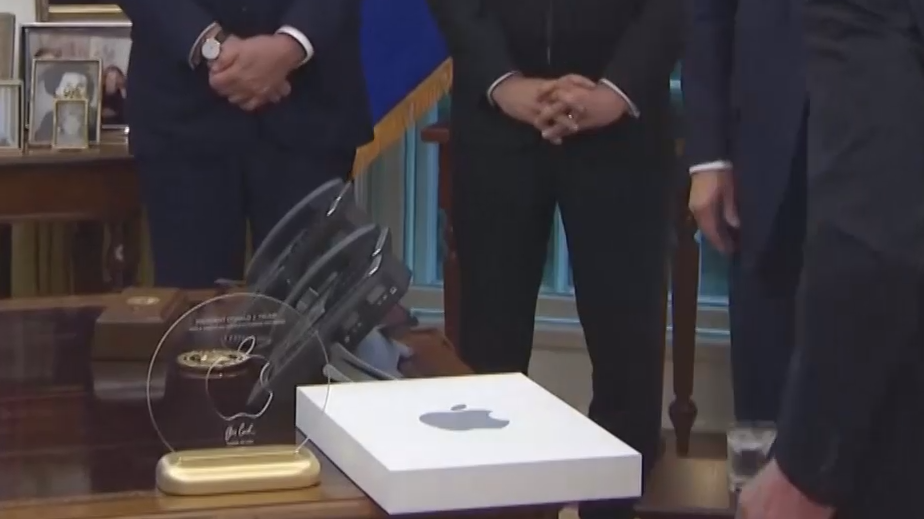 Тим Кук подарил Трампу логотип Apple и обещание инвестировать $100 млрд