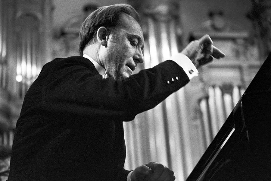 На фото: Родион Щедрин во время авторского вечера в Большом зале Московской консерватории. 1981 год

Родион Щедрин родился 16 декабря 1932 года в Москве в семье музыканта.


Отец, Константин Михайлович Щедрин, композитор и музыкальный педагог;
Мать, Конкордия Ивановна Иванова, &mdash; сотрудница планово-экономического отдела Большого театра.


Музыкой Щедрин был окружен с самого детства: отец хорошо играл на скрипке, в доме часто звучали музыкальные произведения в исполнении инструментального трио в составе отца и двух его старших братьев. В мае 1941 года поступил в Центральную музыкальную школу при Московской государственной консерватории им. Чайковского. В это же время дополнительно учился игре на фортепиано у пианистки Марии Гехтман.