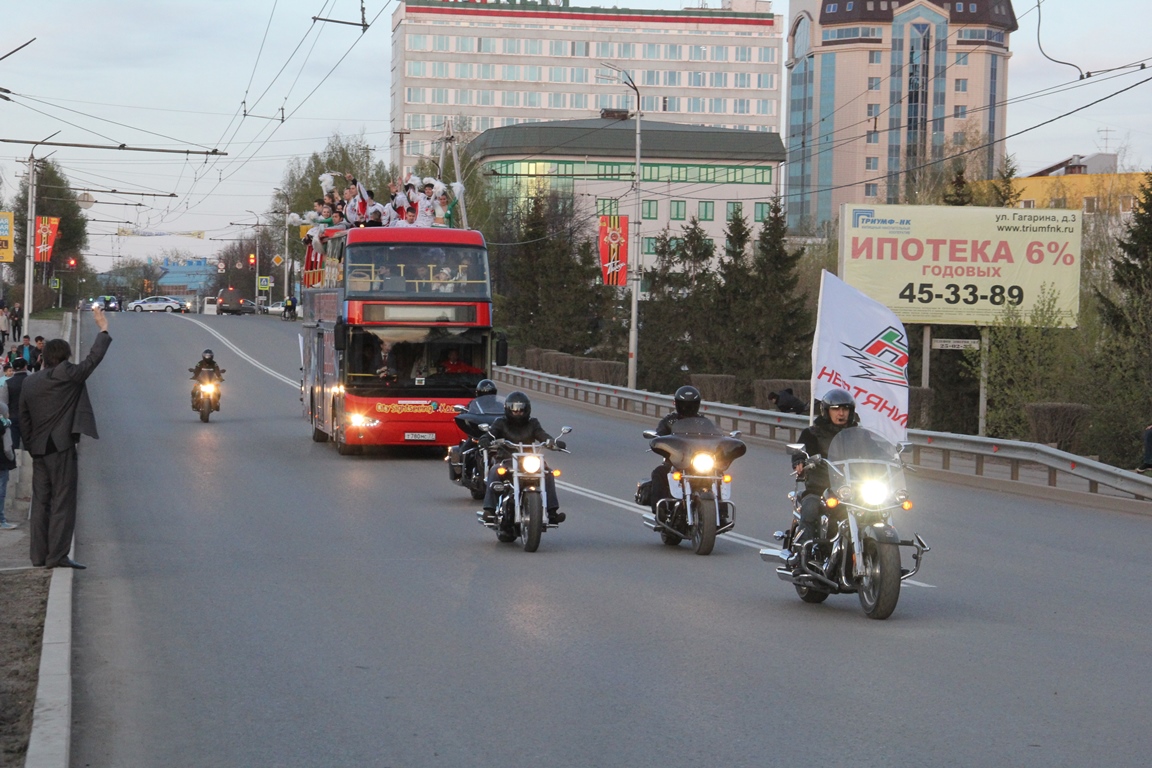 В Альметьевске хоккеисты "Нефтяника" проехались на открытом автобусе 