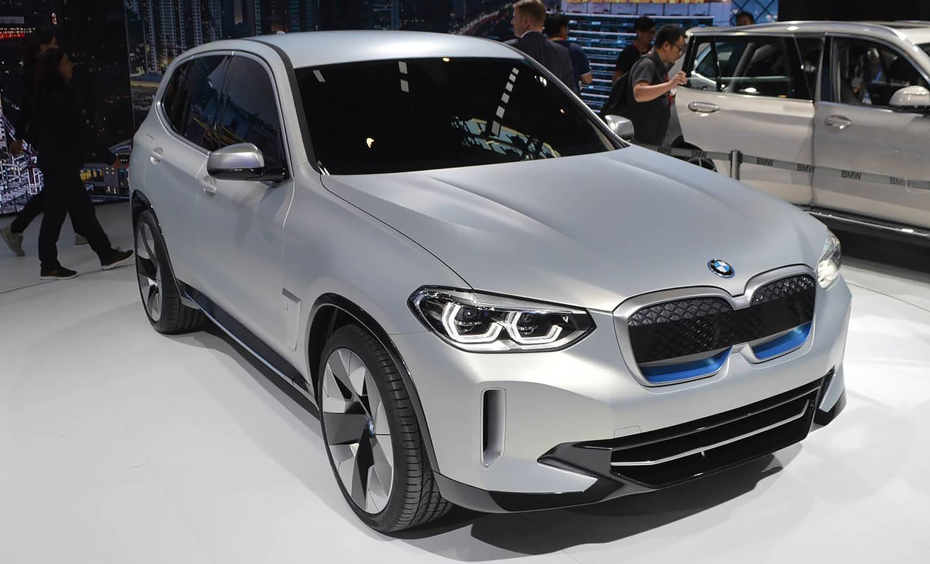 Электрический вариант кроссовера BMW X3 показали в качестве концепта, но немецкий производитель уже поделился планами производить машину в Китае. Самое заметное отличие электромобиля &mdash; отсутствие перемычки между ноздрями, из-за чего решетка радиатора похожа на &laquo;нос тигра&raquo; Kia. BMW iX3 станет первой моделью, оснащенной силовой установкой пятого поколения. Батарею можно зарядить за полчаса и ее должно хватить на 400 километров.
