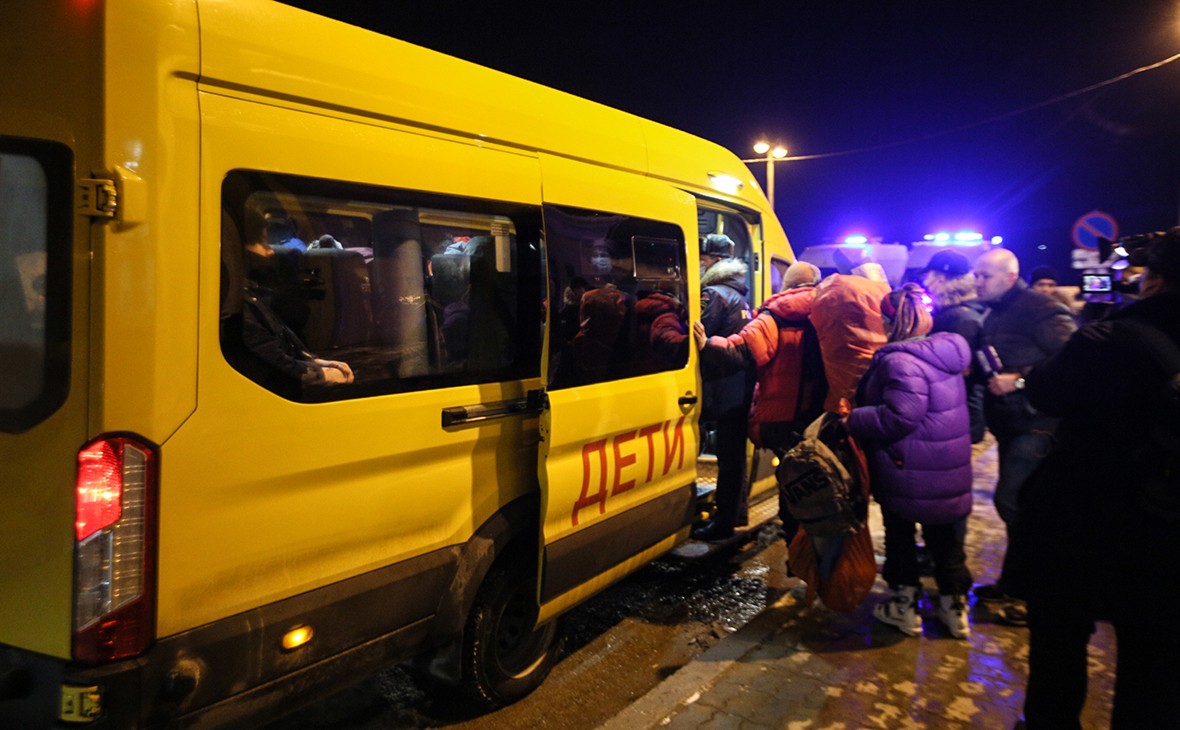 Эвакуация детей попавших в снежный завал в Хибинах