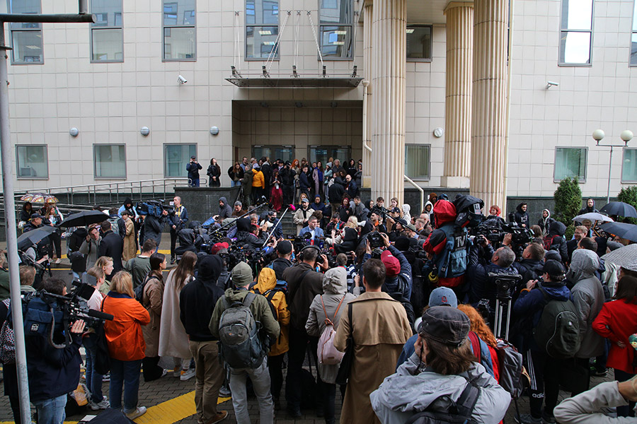 Адвокат И.Сафронова Даниил Никифоров (в центре) у здания Мосгорсуда после оглашения приговора