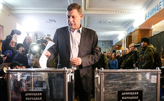 Премьер-министр ДНР Александр Захарченко во время голосования на выборах главы ДНР и депутатов Народного Совета республики на избирательном участке №125
