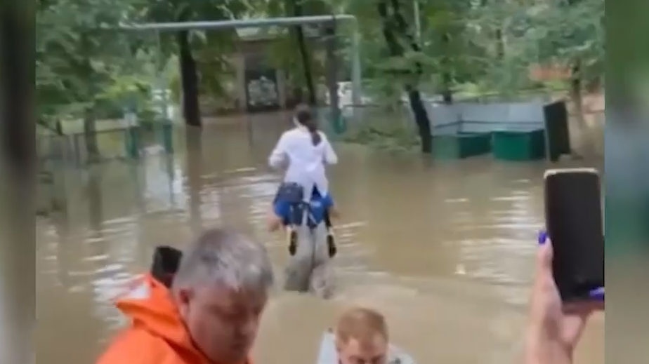 Во Владивостоке эвакуировали людей из-за сильных дождей. Видео