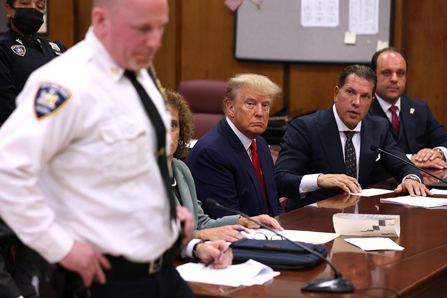 Дональд Трамп&nbsp;с адвокатами Джо Такопиной (второй&nbsp;справа) и Борисом Эпштейном (справа) в зале суда, 2023 год