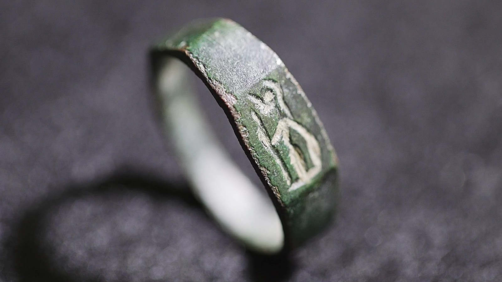 <p>1800-летнее бронзовое кольцо, найденное в Израиле</p>