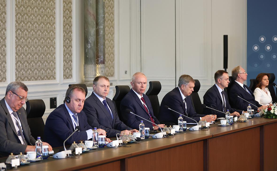 Российская делегация во время российско-украинских переговоров во дворце Чираган, Стамбул, 2 июня 2025 года