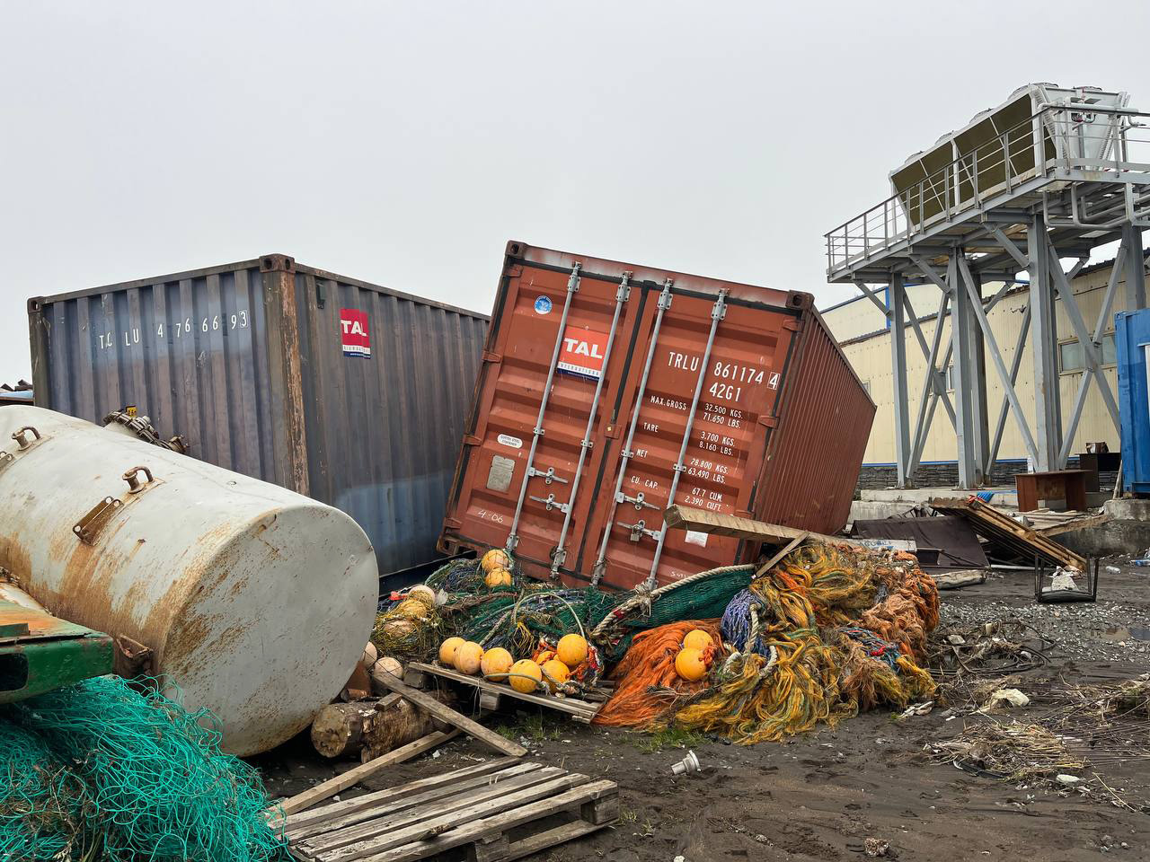 Порт Северо-Курильска после землетрясения и цунами