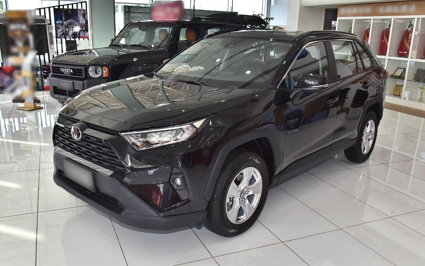 Продажи Toyota в России резко выросли. Топ-10 самых популярных моделей