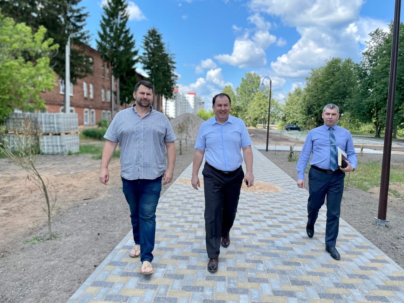 Глава администрации Лужского района Юрий Намлиев (в центре) с руководителем подрядной организации &laquo;Зенит-Групп&raquo; Владимиром Федотовым (слева).&nbsp;