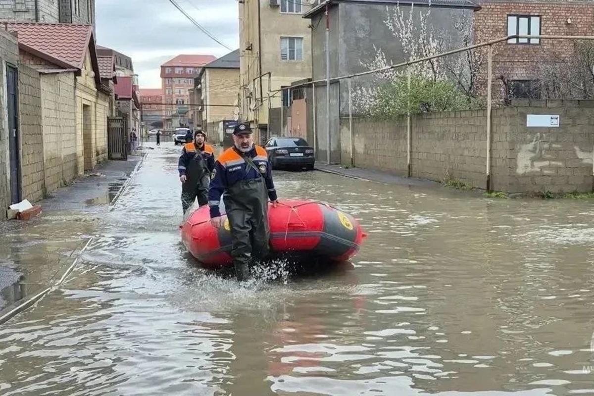 Экстренные службы Дагестана эвакуируют жителей из затопленных районов Махачкалы, 30 марта 2026 года