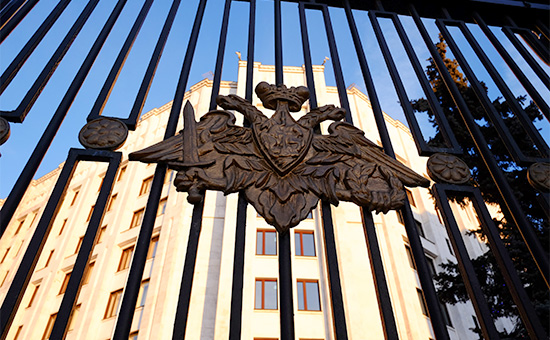 Герб на&nbsp;ограде здания Министерства обороны РФ на&nbsp;Арбатской площади в&nbsp;Москве