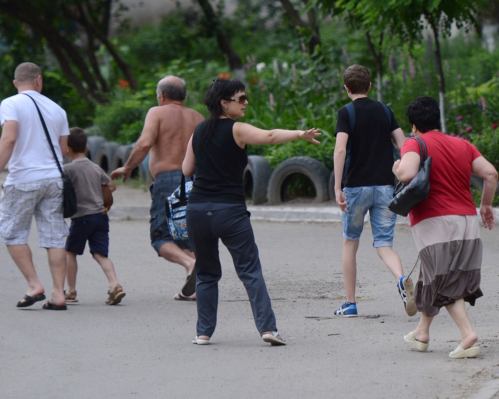 Жители покидают свои дома в микрорайоне Мирный на окраине Луганска из-за интенсивных боев ополченцев с погранвойсками Украины.