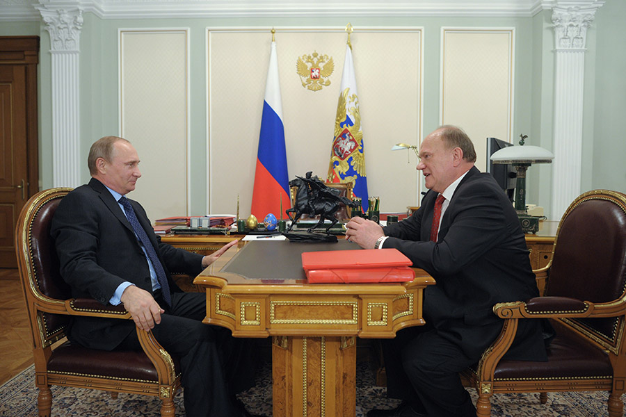 В июне 2014 года Путин поздравил лидера КПРФ Геннадия Зюганова с 70-летним юбилеем и подарил ему фигурку Чапаева