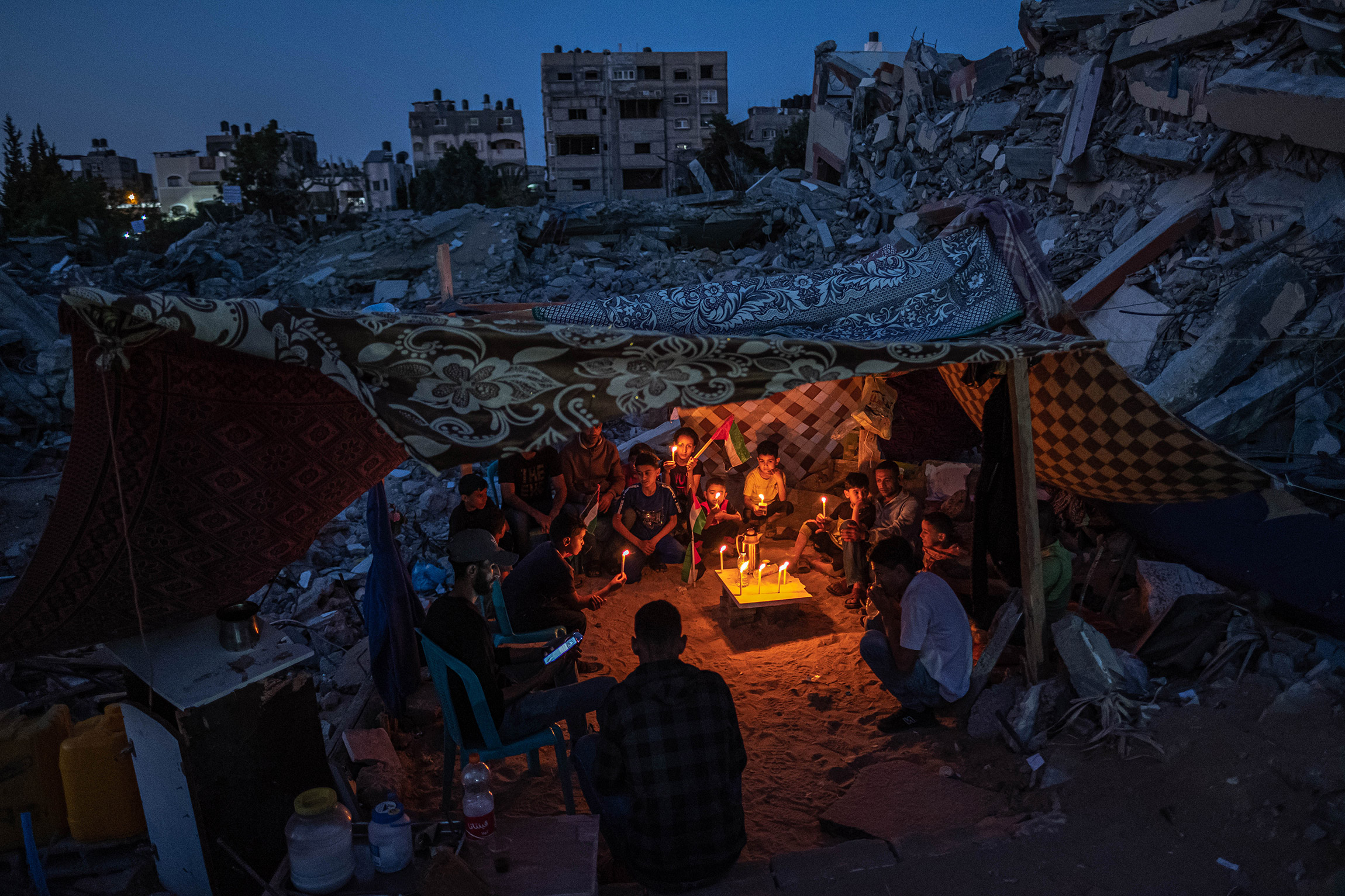Автор:  Фатима Шбаир, Газа.

Палестинские дети после акции протеста против обстрелов Газы, 25 мая 2021 года&nbsp;&mdash; во время прекращения огня после 11-дневного обострения конфликта между исламистским движением ХАМАС и Израилем