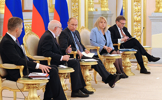 Президент России Владимир Путин (в центре) на встрече с членами Совета при президенте по развитию гражданского общества и правам человека, федеральными и региональными омбудсменами