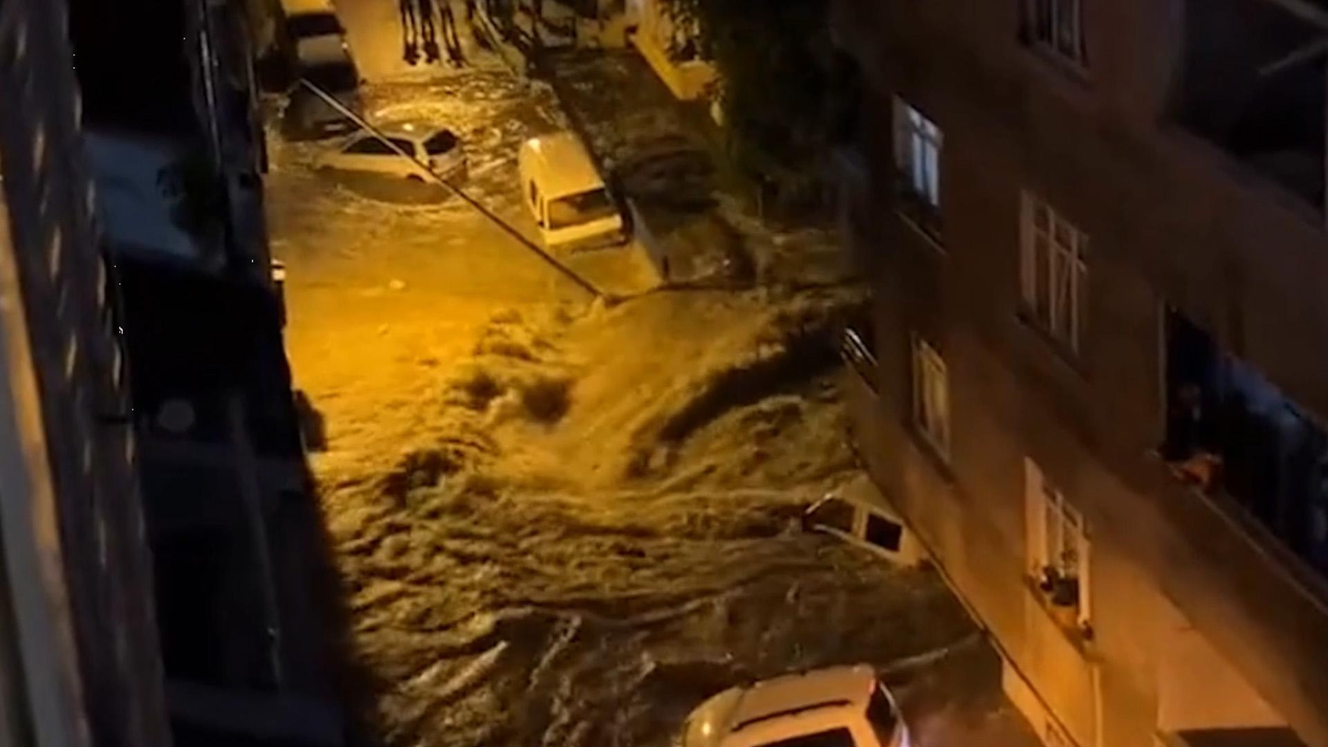 Пригород Стамбула затопило из-за сильного ливня
