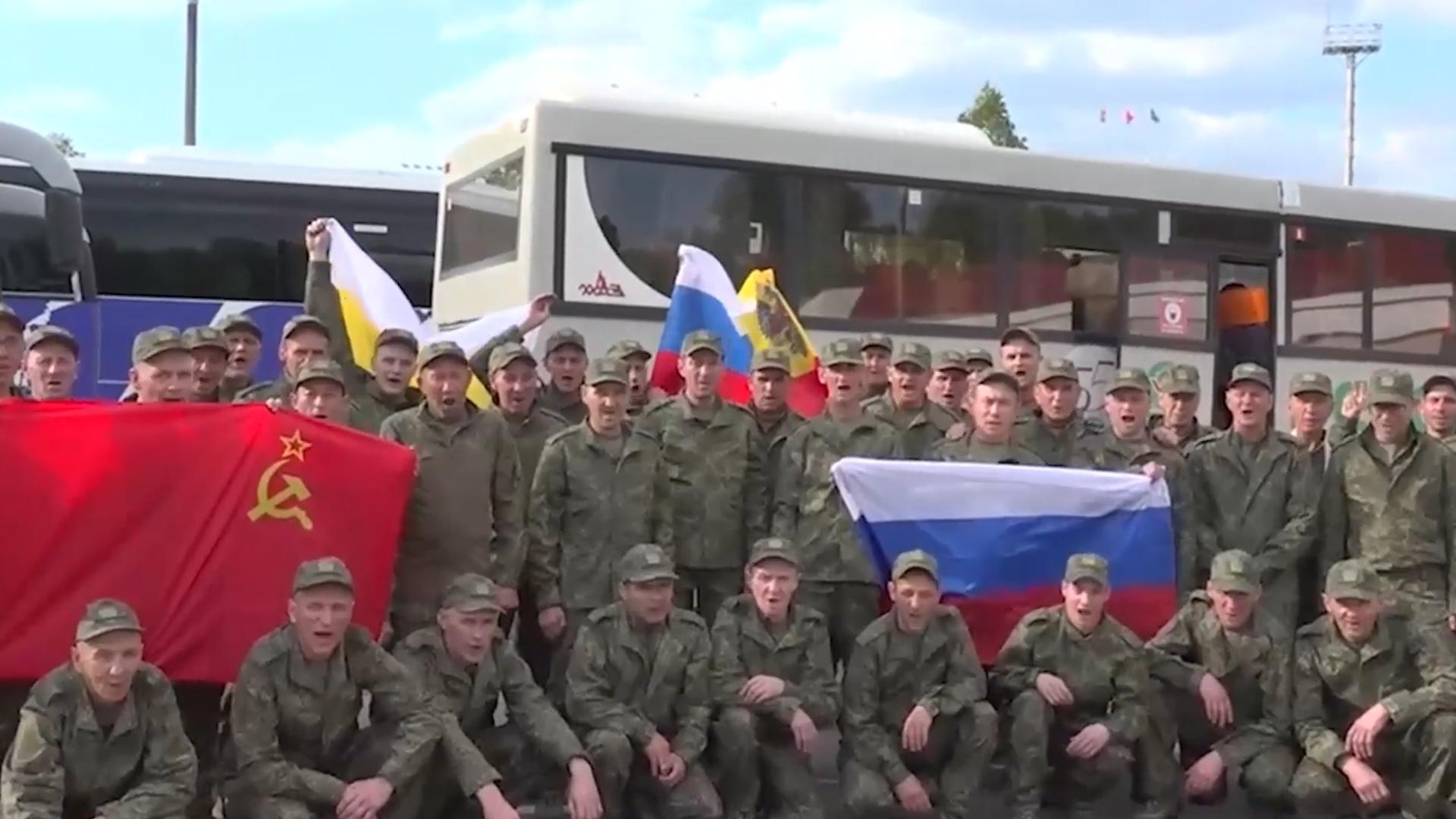 Минобороны показало кадры с освобожденными из плена российскими военными