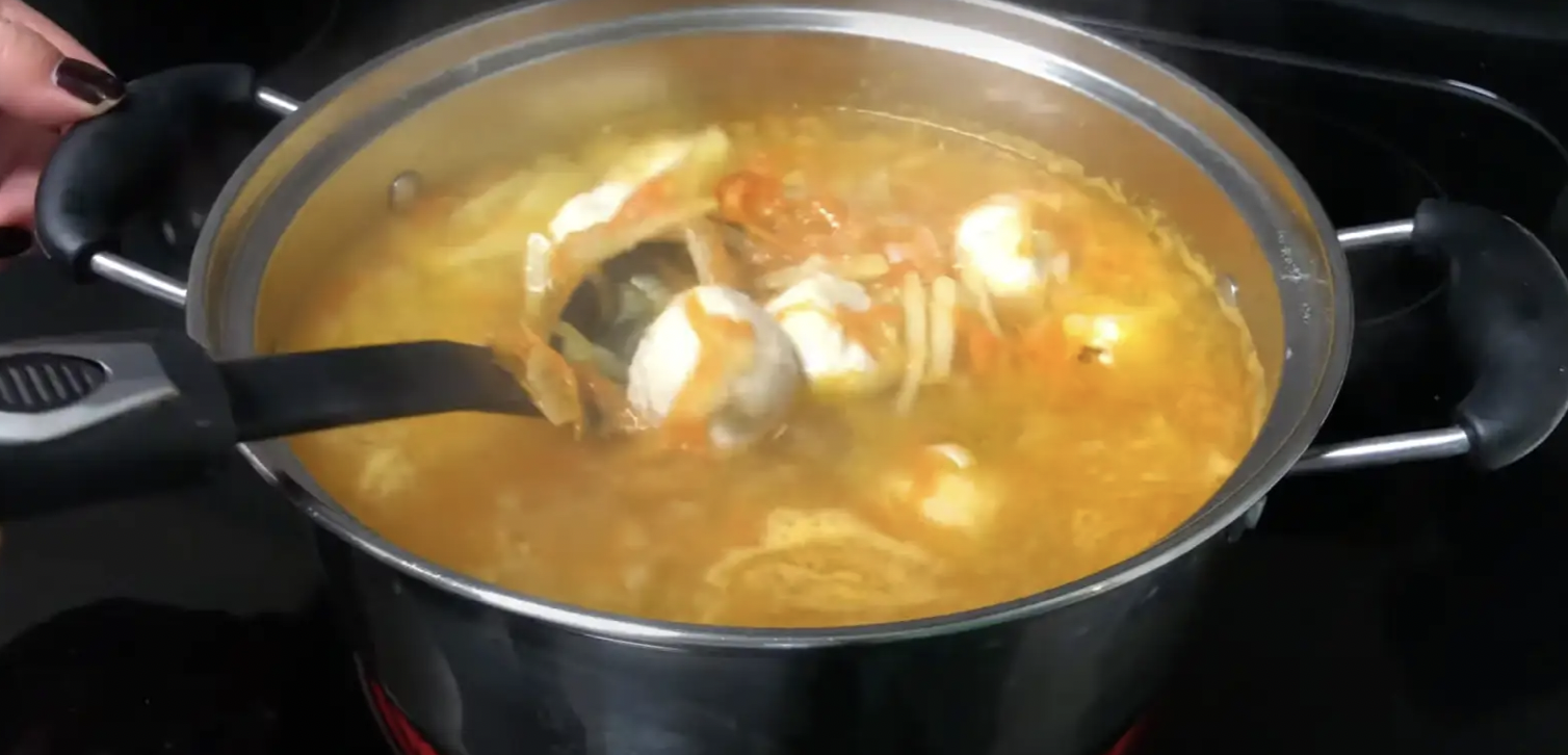 Добавьте в воду фрикадельки