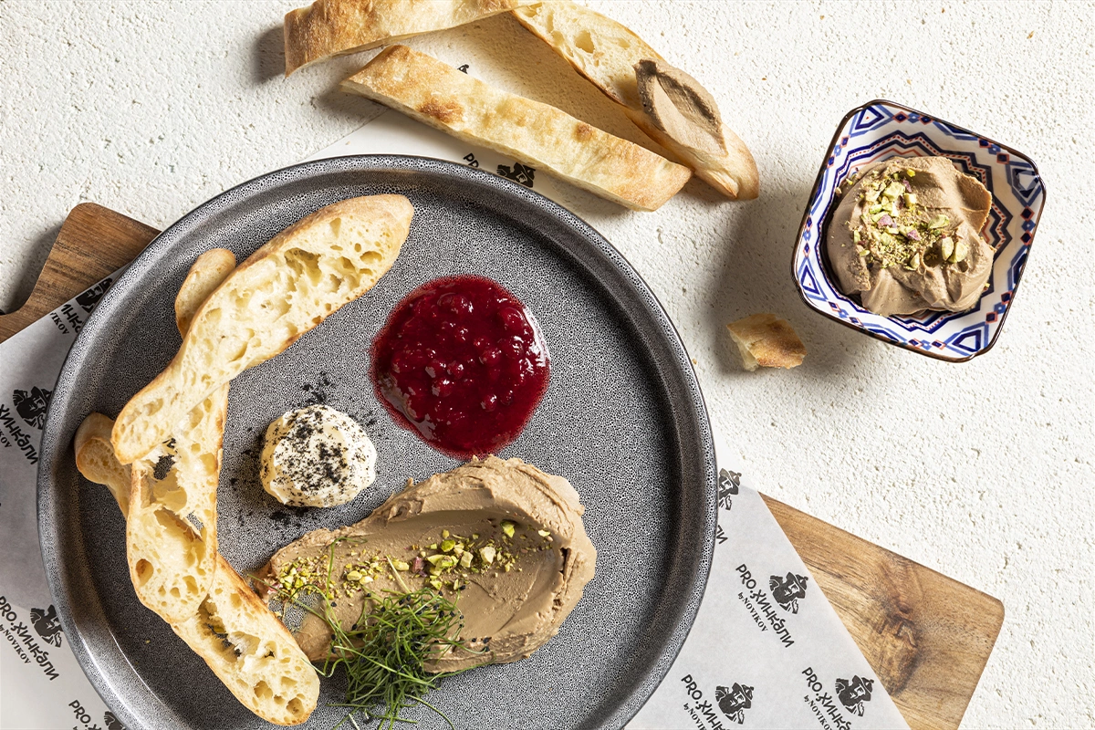 Самый заметный кейс последних двух лет — «PRO.Хинкали by Novikov». Бренд активно развивает франшизу, регулярно открывает новые адреса в Москве (включая торговые центры) и получает отраслевые награды: в 2024 году сеть стала лауреатом «Пальмовой ветви ресторанного бизнеса» в номинации «Самая быстрорастущая франшиза»